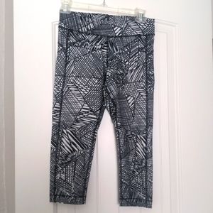 Under Armour Abstract Pattern White/Black Women's Small Leggings